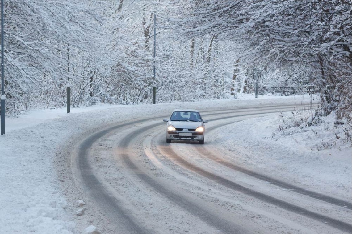 https://goodtogosafety.indevelopment.website/image/cache/catalog/Blog/Driving-in-Snow-1140x760.jpg
