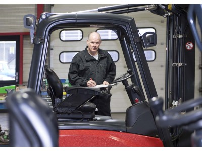Forklift Engineer Seriously Injured during forklift servicing