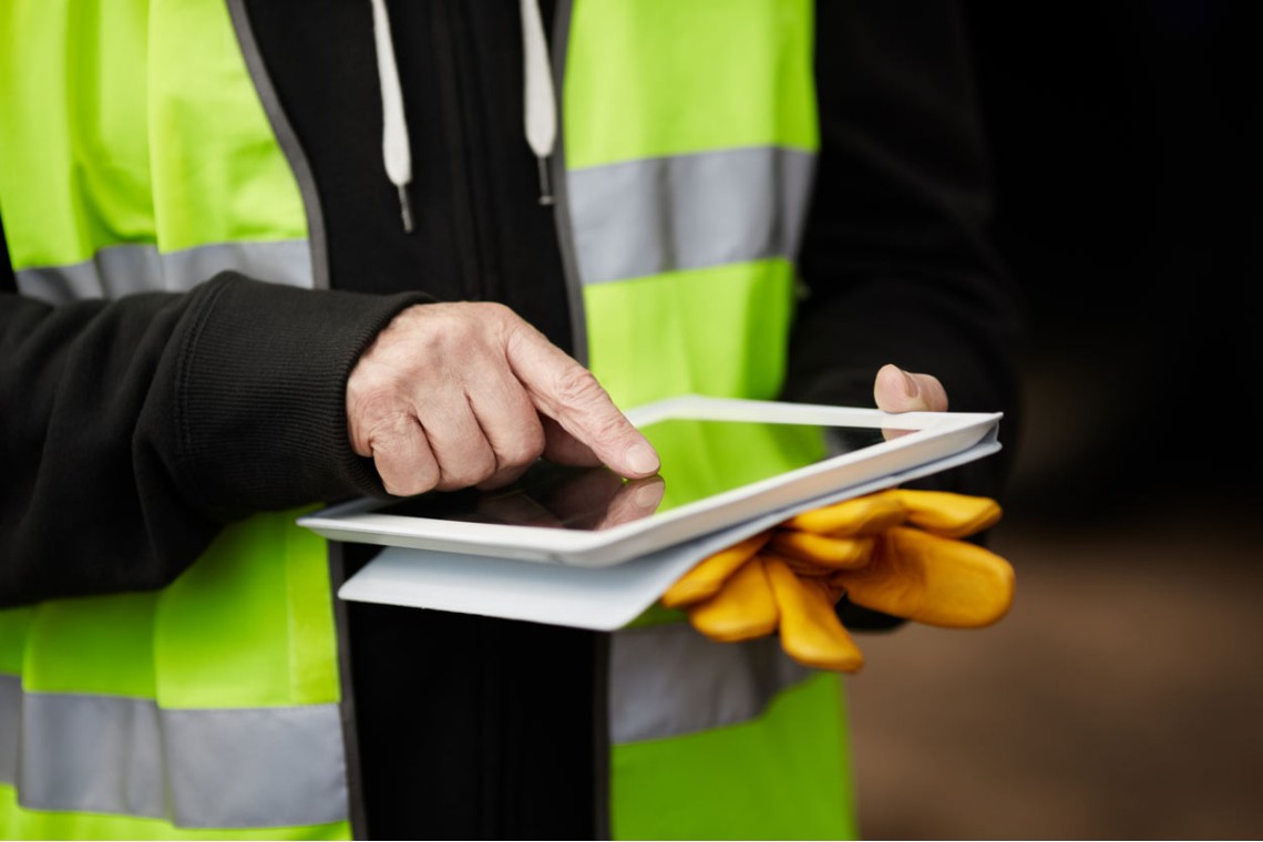 https://goodtogosafety.indevelopment.website/image/cache/catalog/Blog/Worker-using-Ipad-1140x760.jpg