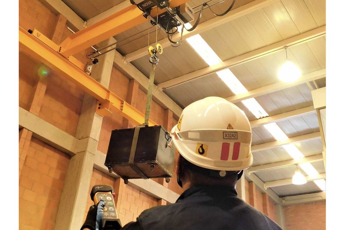 https://goodtogosafety.indevelopment.website/image/cache/catalog/Blog/overhead-crane-1140x760.jpg