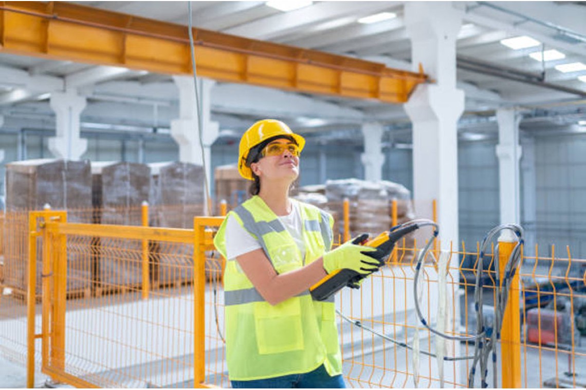 https://goodtogosafety.indevelopment.website/image/cache/catalog/Blog/overhead-crane2-1140x760.jpg