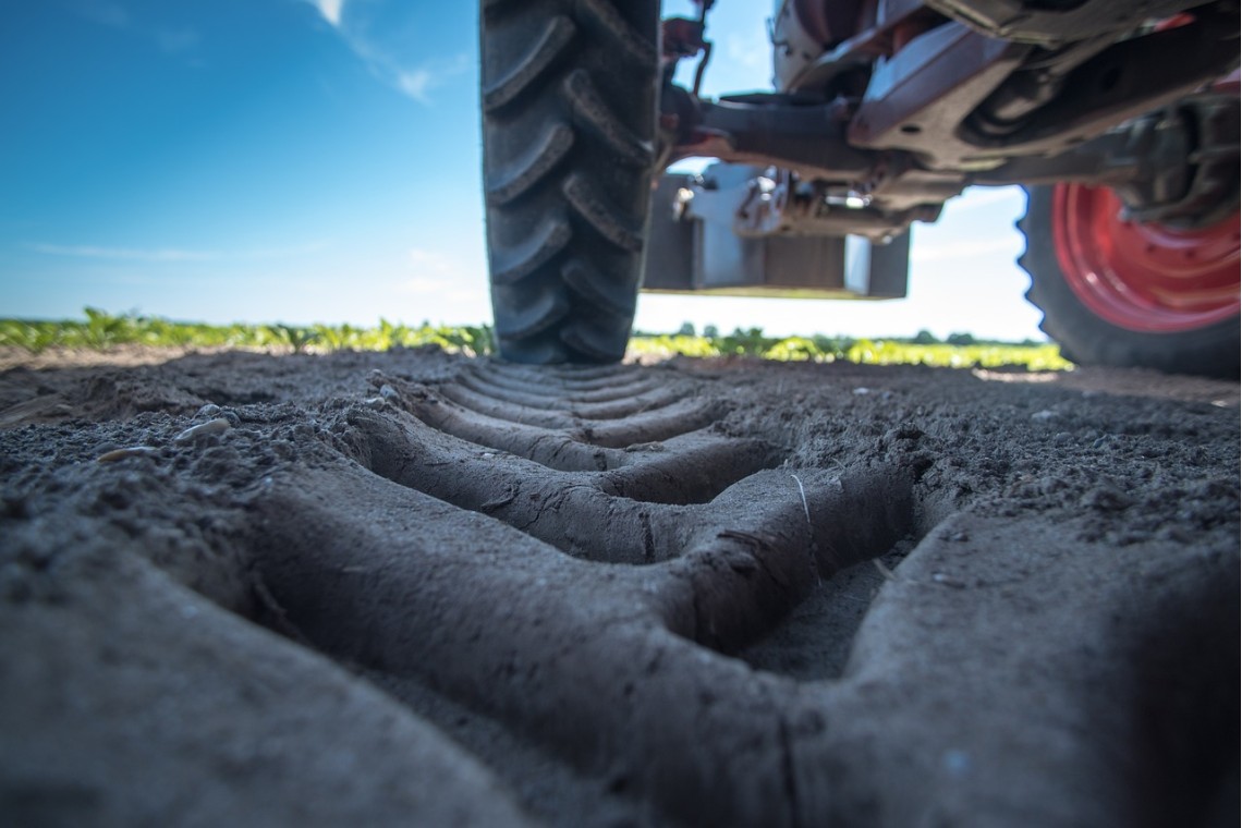 https://goodtogosafety.indevelopment.website/image/cache/catalog/Blog/tractor-2654154_1280-1140x760.jpg